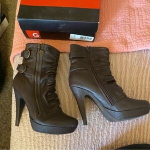 Guess women’s Darrell Boots, dark brown. Size 9M